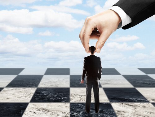 La impactante relación entre liderazgo y manipulación