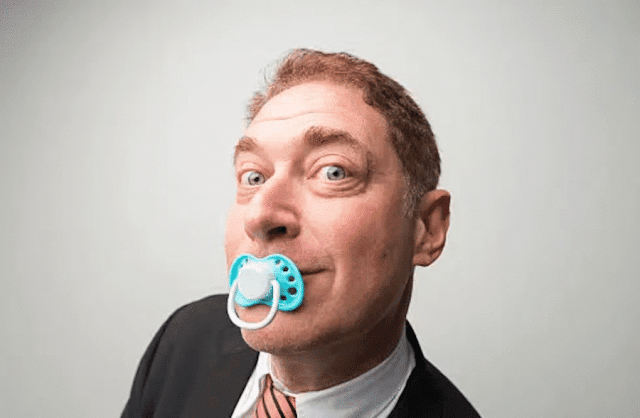 El poder inquietante del chupete: la infantilización de la sociedad moderna